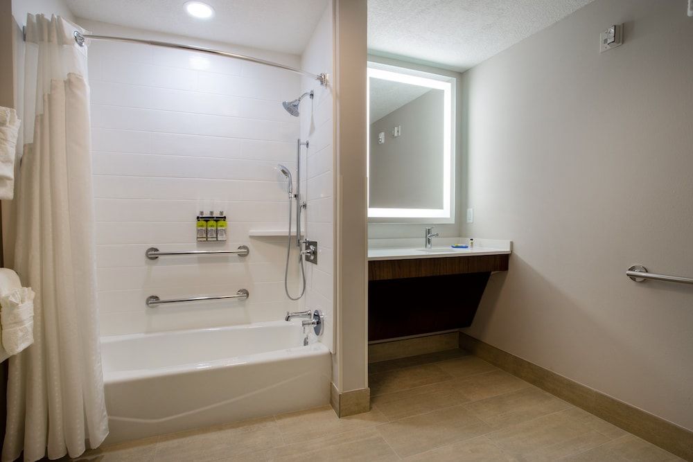 Standard Room, 2 Queen Beds, Accessible (Mobility, Access Tub)