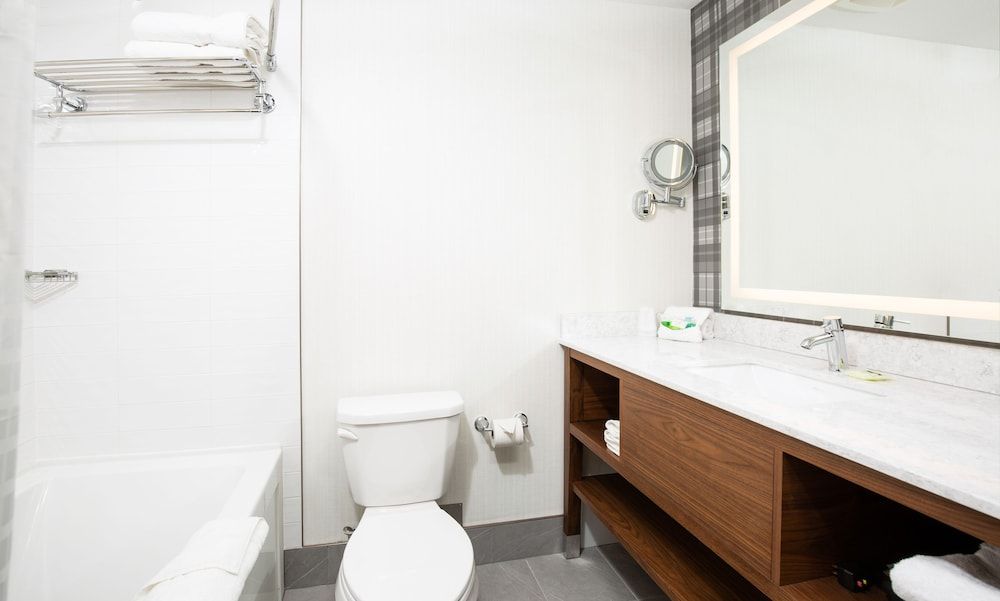 Pomeroy Hotel Fort McMurray Deluxe Double Room, 2 Queen Beds, Balcony 4