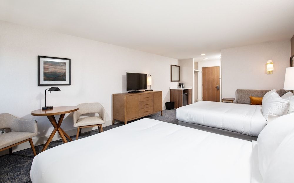 Pomeroy Hotel Fort McMurray Deluxe Double Room, 2 Queen Beds, Balcony 2