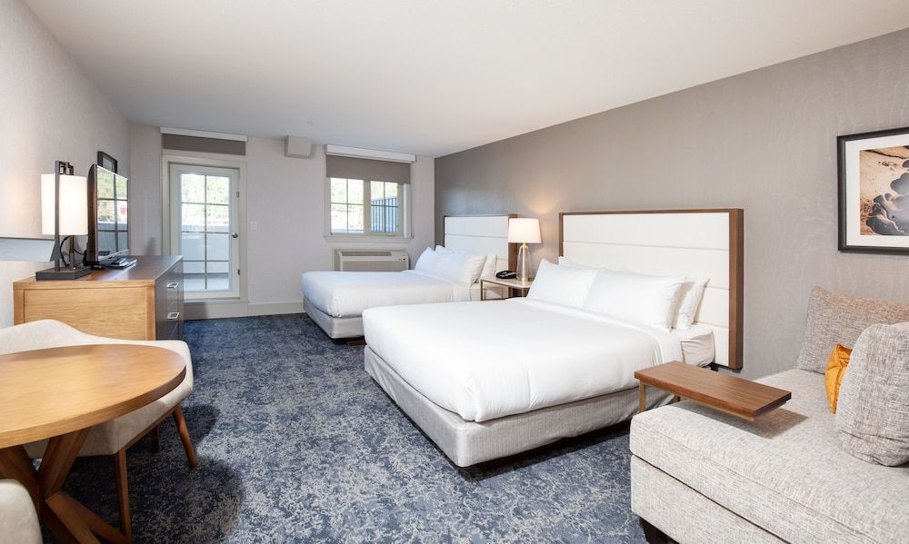 Pomeroy Hotel Fort McMurray Deluxe Double Room, 2 Queen Beds, Balcony 6
