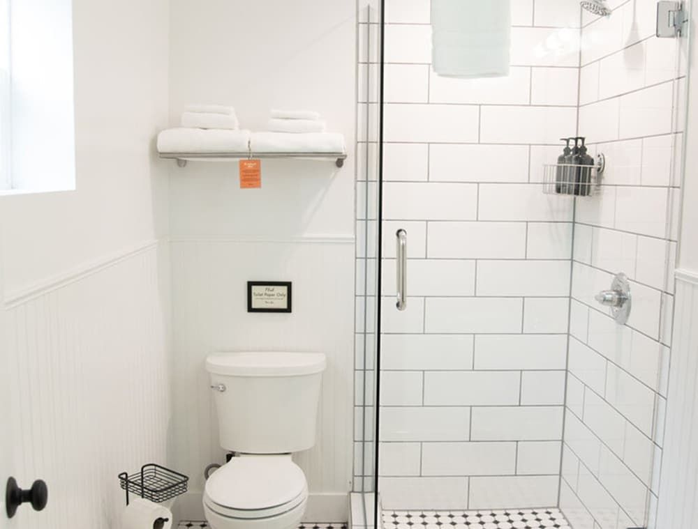 The Nightingale Motel Queen Kitchenette 8