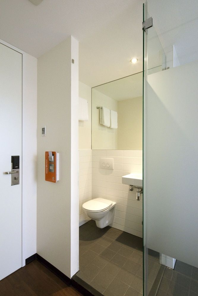 easyHotel Amsterdam City Centre South Standard Twin Room, 2 Twin Beds 8