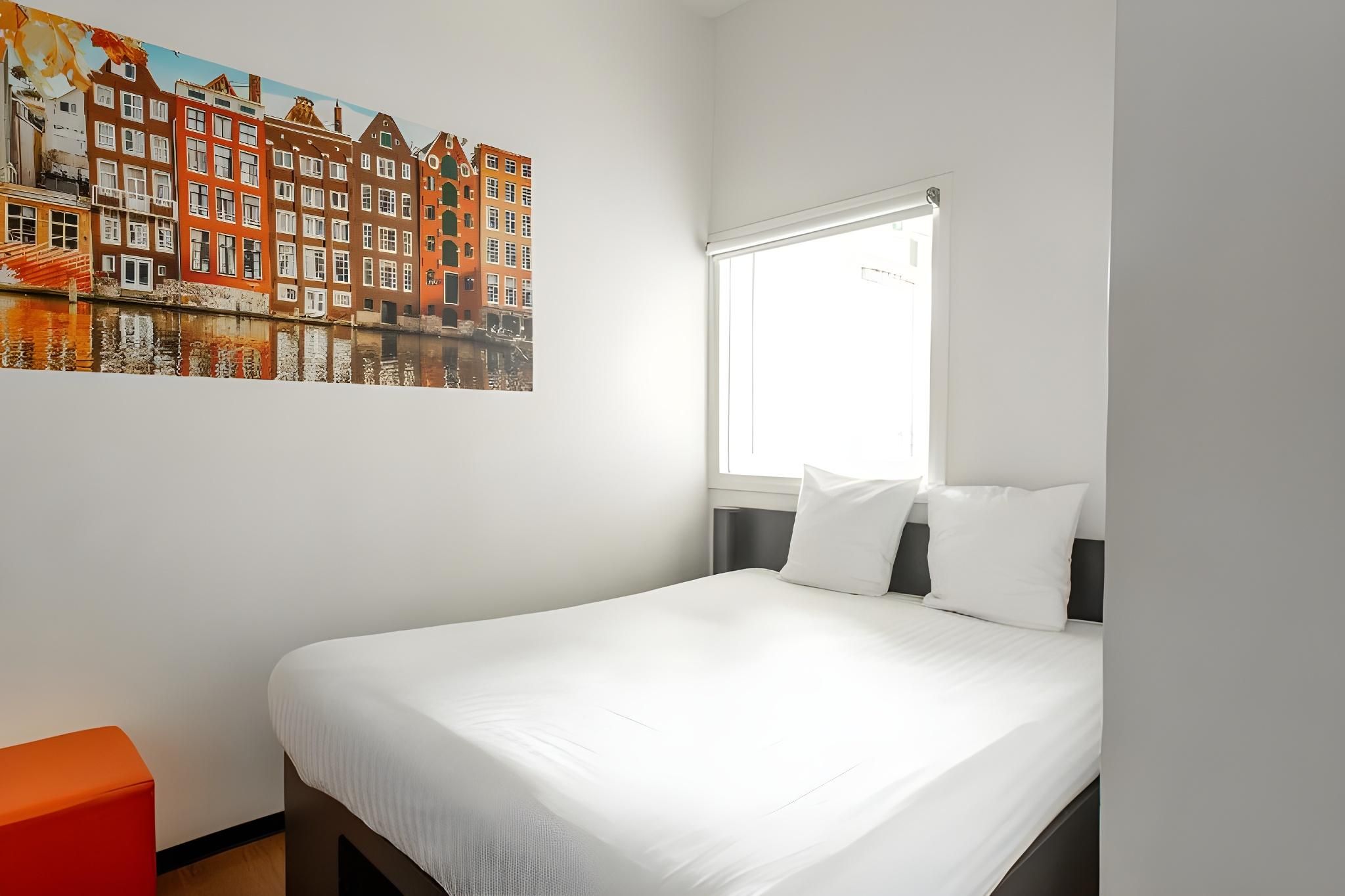 undefined easyHotel Amsterdam City Centre South 7
