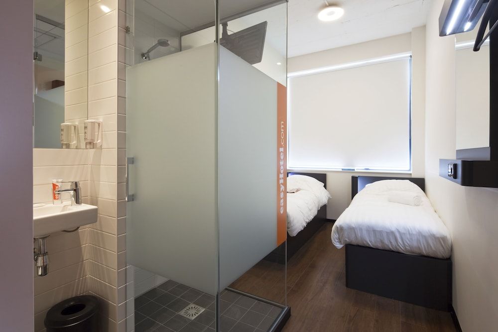 easyHotel Amsterdam City Centre South Standard Twin Room, 2 Twin Beds 4