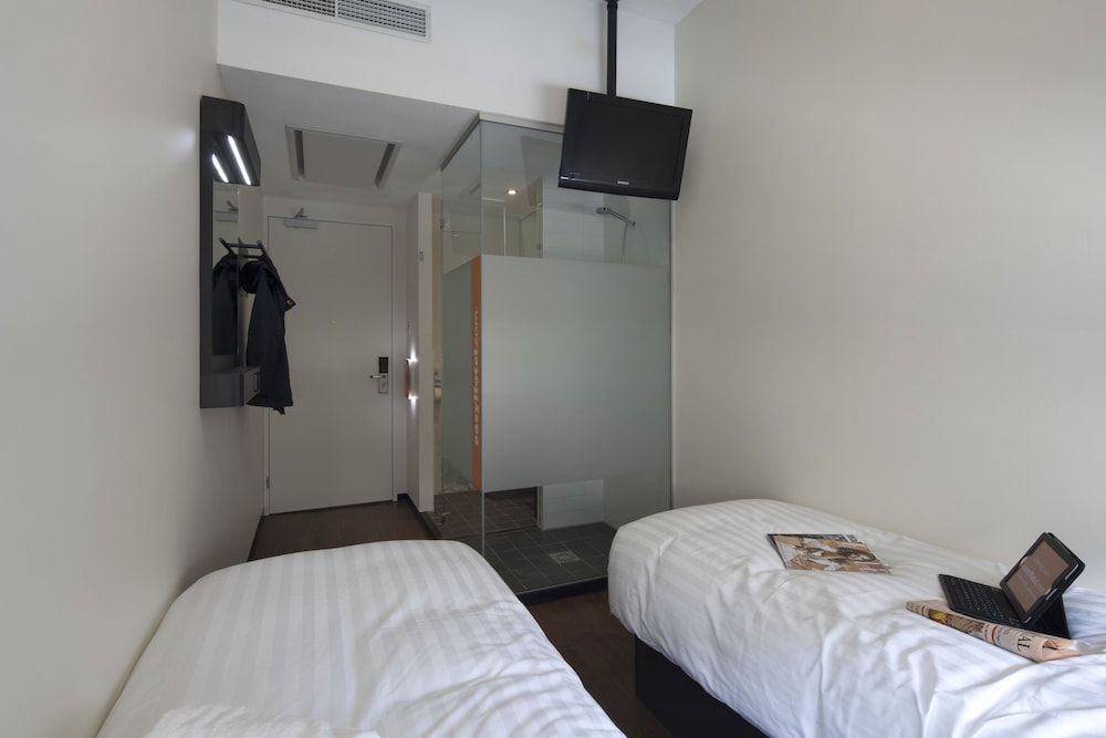 easyHotel Amsterdam City Centre South Standard Twin Room, 2 Twin Beds 3