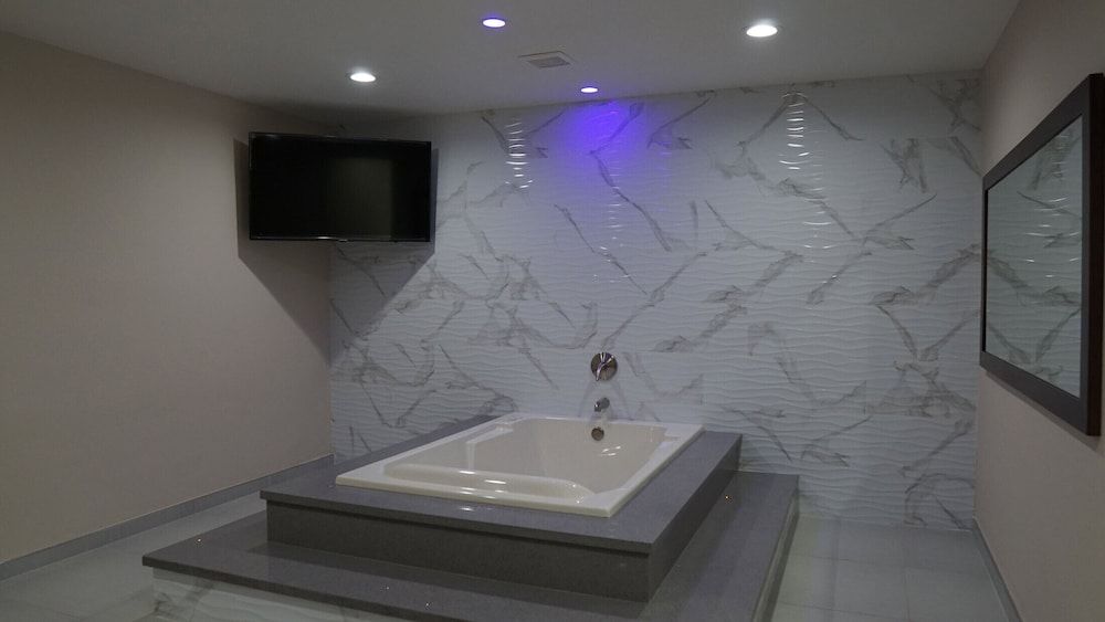 Sea Breeze Inn - LAX Airport, Los Angeles Honeymoon Room, 1 King Bed, Non Smoking, Jetted Tub 5