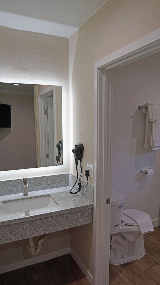 Sea Breeze Inn - LAX Airport, Los Angeles Honeymoon Room, 1 King Bed, Non Smoking, Jetted Tub 3