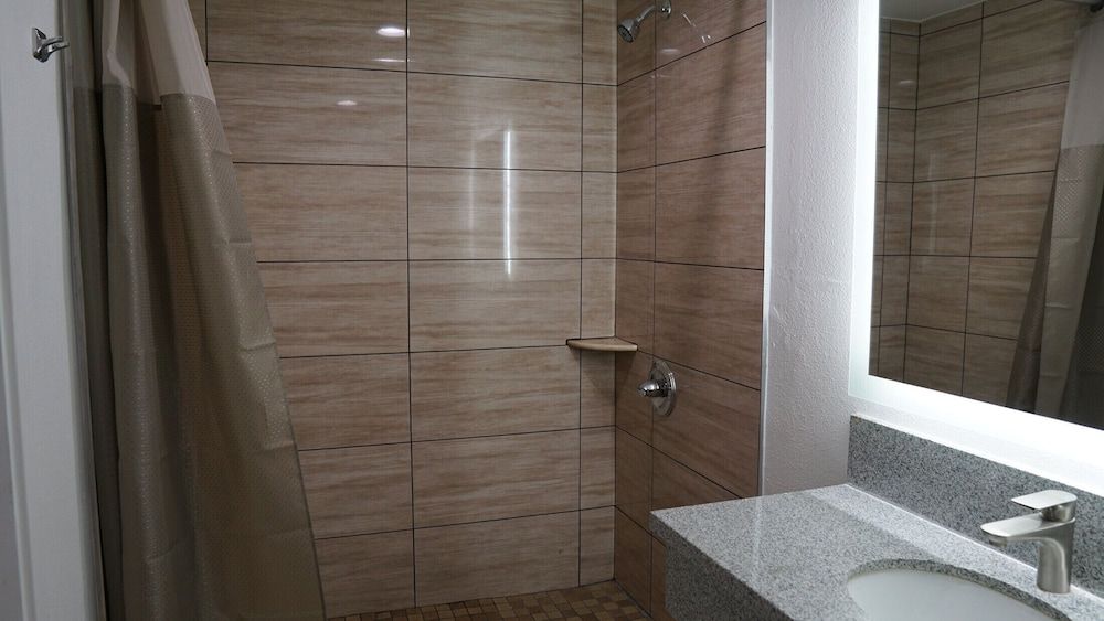 Sea Breeze Inn - LAX Airport, Los Angeles Honeymoon Room, 1 King Bed, Non Smoking, Jetted Tub 4