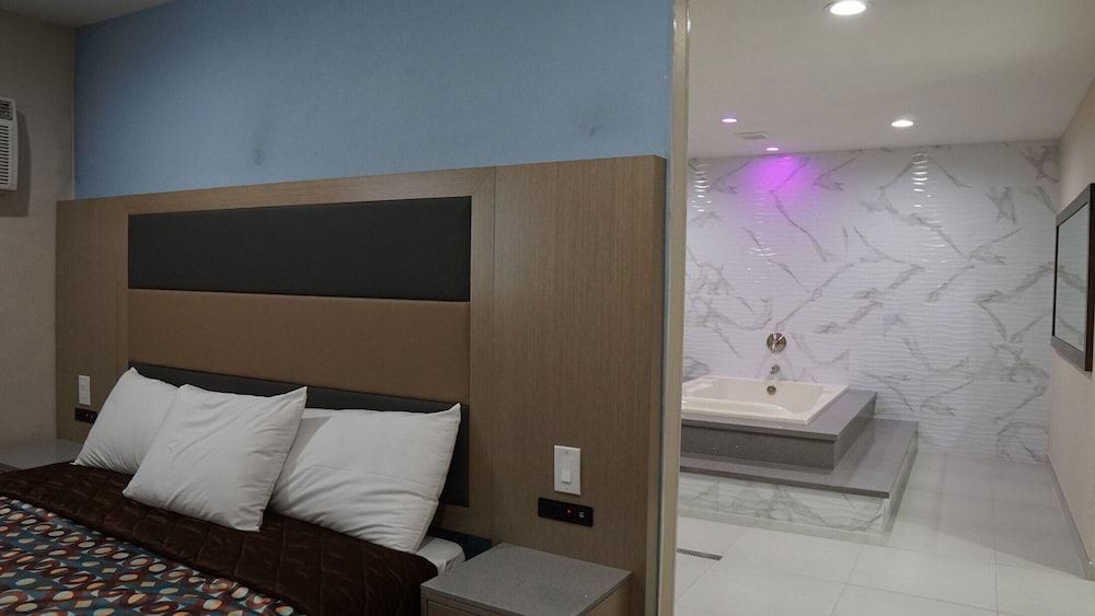 Sea Breeze Inn - LAX Airport, Los Angeles Honeymoon Room, 1 King Bed, Non Smoking, Jetted Tub 2