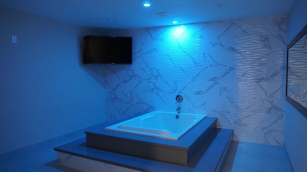 Sea Breeze Inn - LAX Airport, Los Angeles Honeymoon Room, 1 King Bed, Non Smoking, Jetted Tub 6