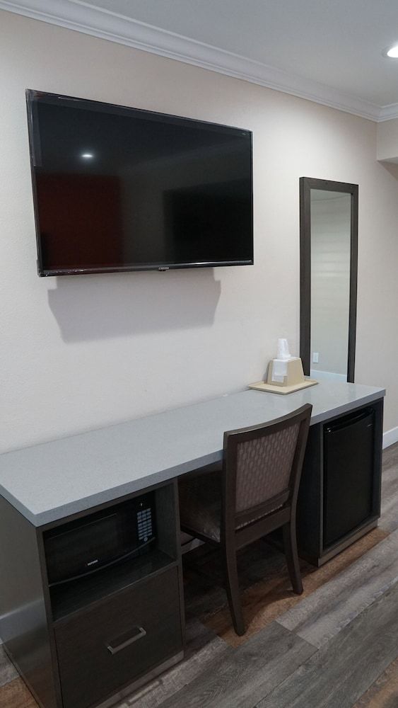 Sea Breeze Inn - LAX Airport, Los Angeles Honeymoon Room, 1 King Bed, Non Smoking, Jetted Tub 9