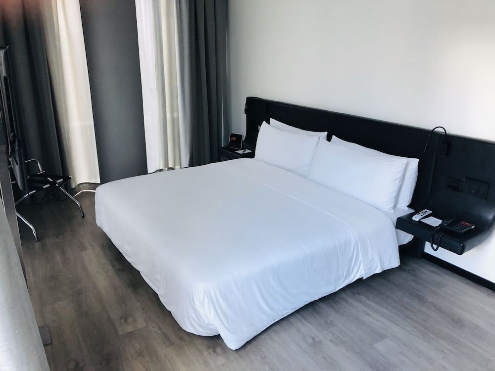 Hotel GHL Collection 93 Standard Room, 1 King Bed 3