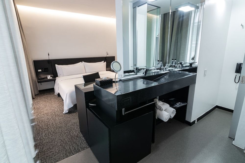 Hotel GHL Collection 93 Standard Room, 1 King Bed 5