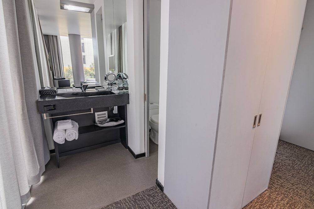 Hotel GHL Collection 93 Standard Room, 1 King Bed 6