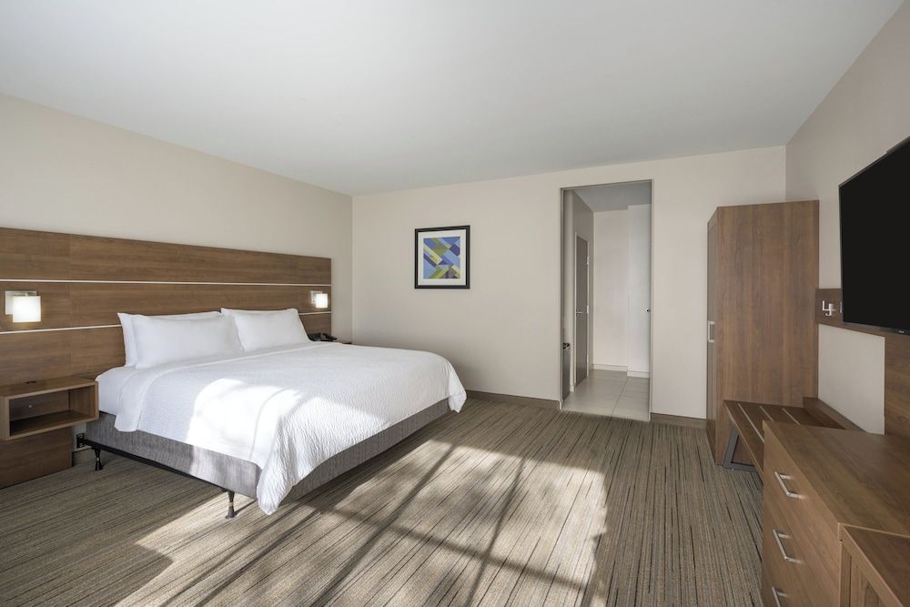 Standard Room, 1 King Bed (Extra Floor Space)