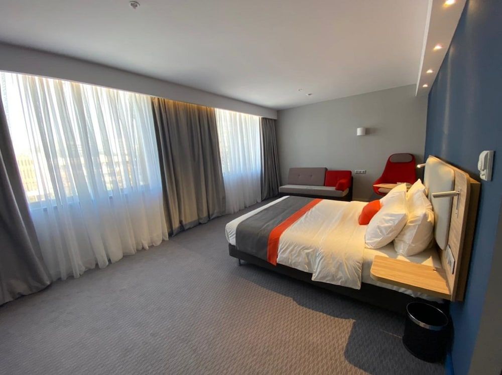 Standard Room, 1 Queen Bed, Accessible (Free Breakfast)