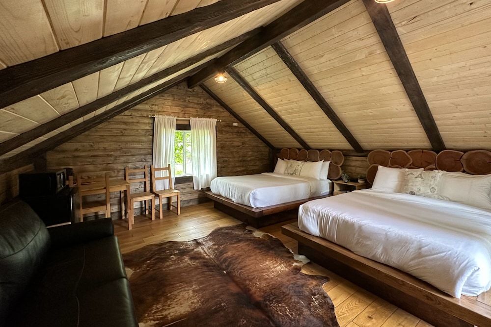 Paradise Village Hotel Room, Multiple Beds 3