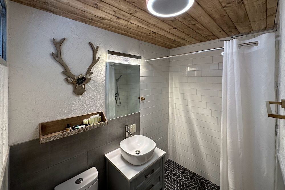 Paradise Village Hotel Room, Multiple Beds 5