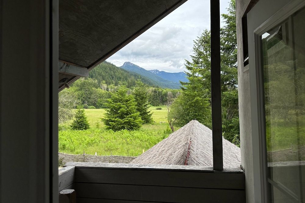 Paradise Village Hotel Room, Multiple Beds 4