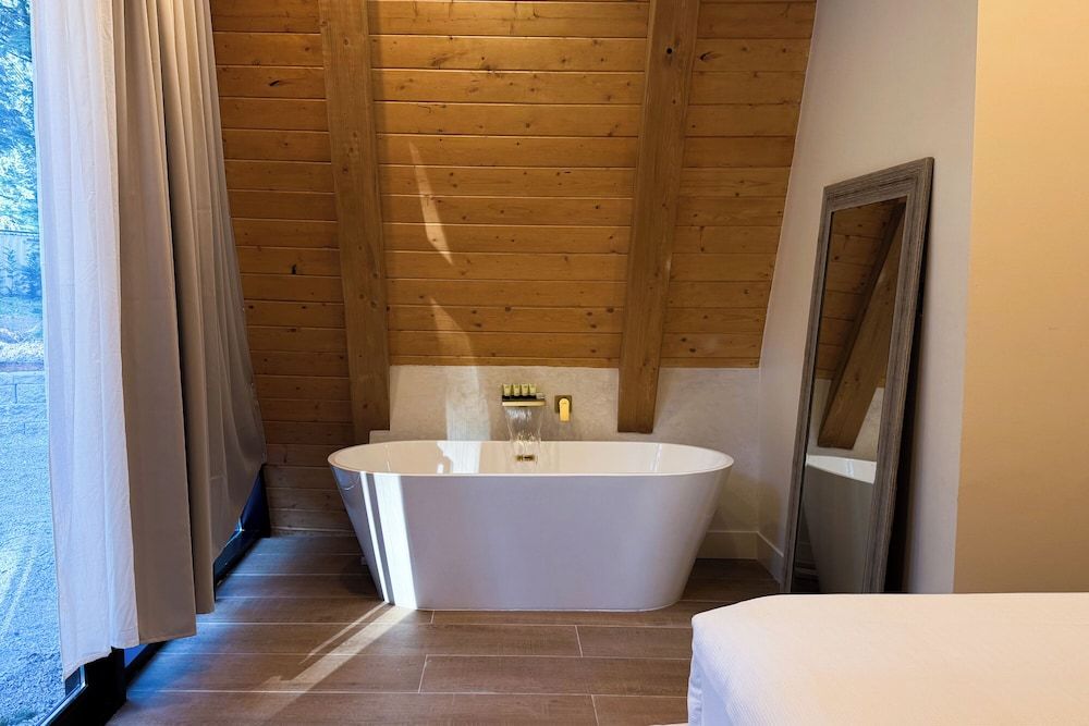 Paradise Village Hotel Premium Cabin 7