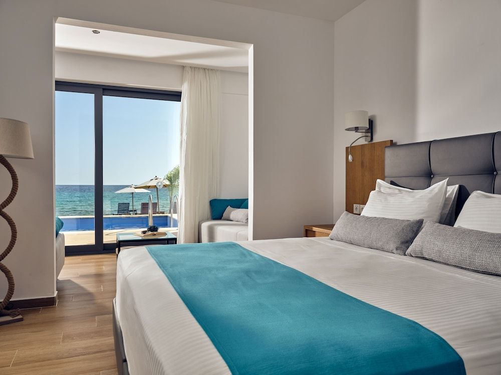 Seaside Honeymoon suite with Private Pool - Euphoria