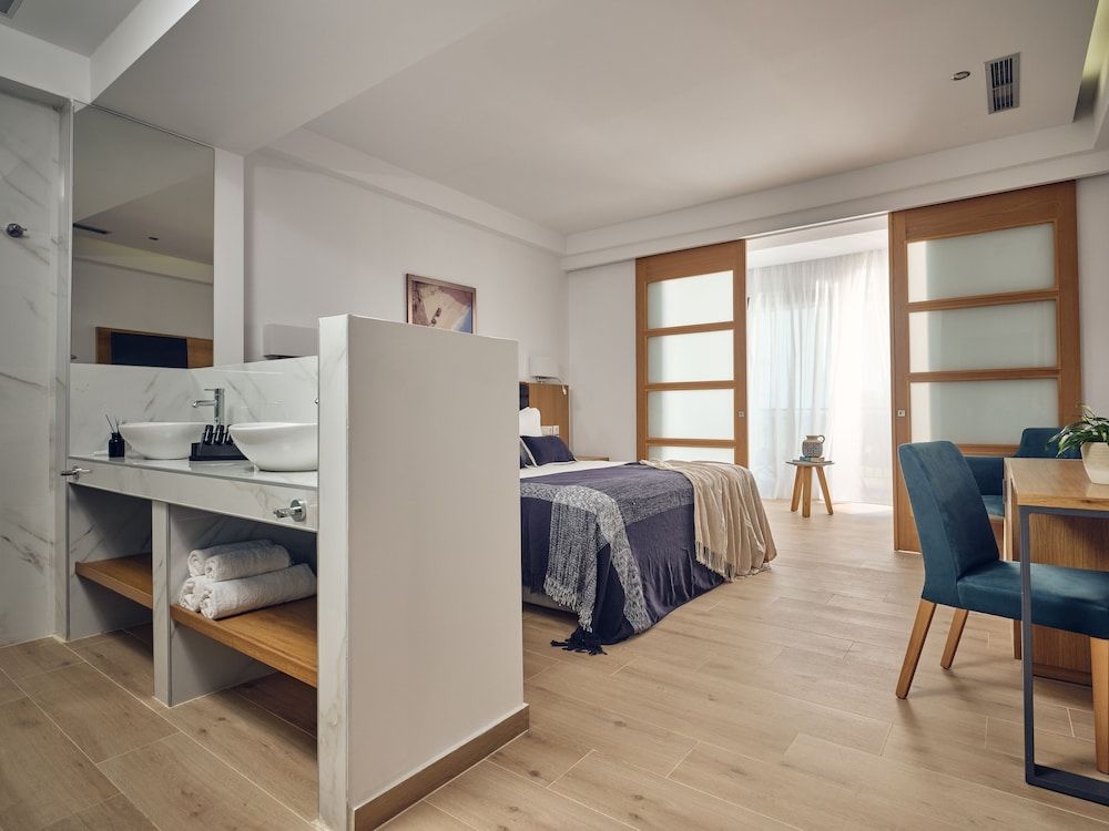 Deluxe Suite, Private Pool (Annex 200m)