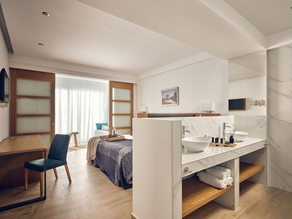 Deluxe Suite, Private Pool (Annex 200m)