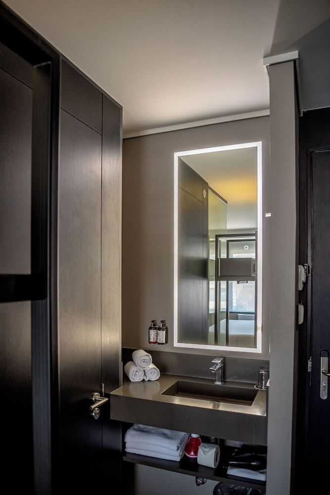 Ola Santiago Providencia, Tapestry Collection by Hilton Room, 1 King Bed 8