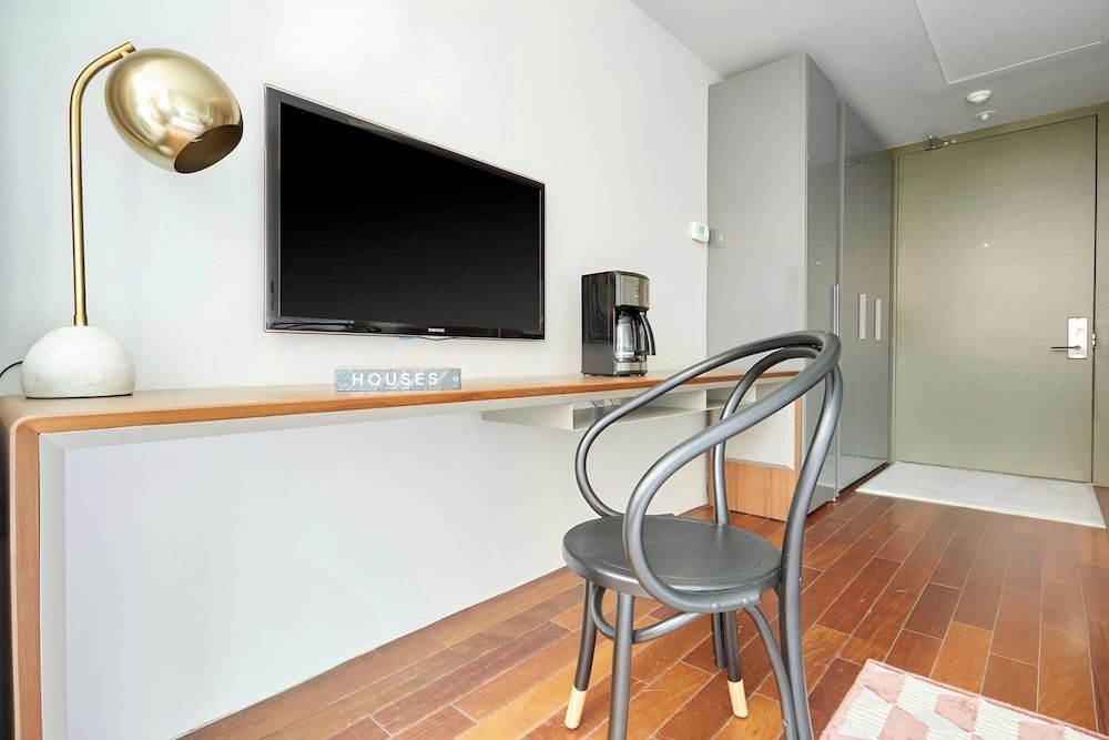 The Slate Hotel Downtown, Sonder by Marriott Bonvoy Room, 1 Queen Bed 9