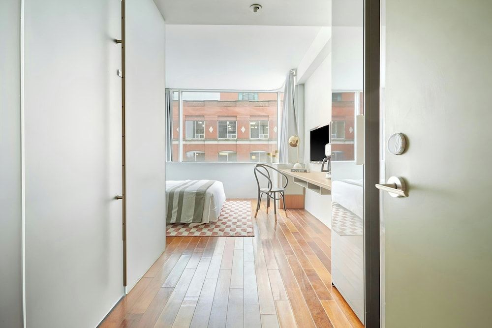 The Slate Hotel Downtown, Sonder by Marriott Bonvoy Room, 1 Queen Bed 10