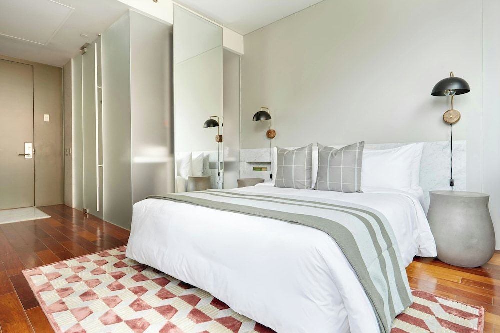 The Slate Hotel Downtown, Sonder by Marriott Bonvoy Room, 1 Queen Bed 4