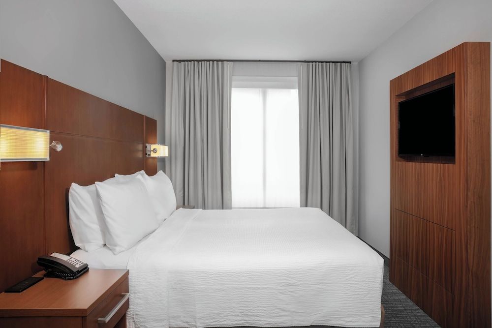 Suite, 1 Bedroom, Non Smoking (Mobility/Hearing Access, Roll-in Shwr)
