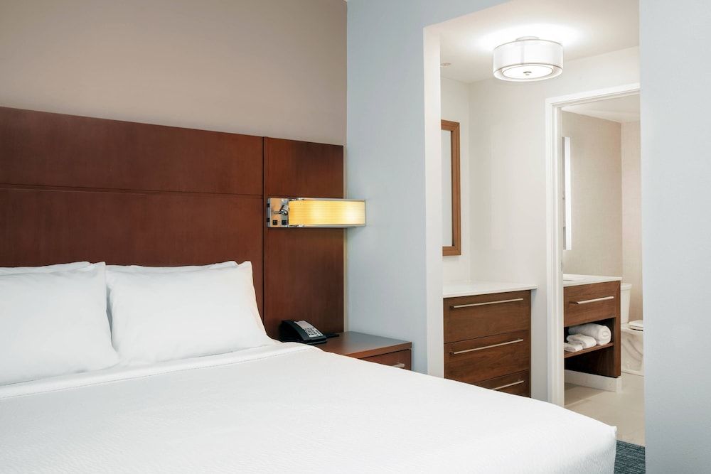 Studio, 1 King Bed, Non Smoking (Mobility/Hearing Access, Roll-in Shwr)