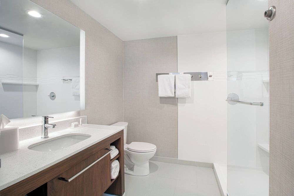 Suite, 1 Bedroom, Non Smoking (Mobility/Hearing Access, Roll-in Shwr)