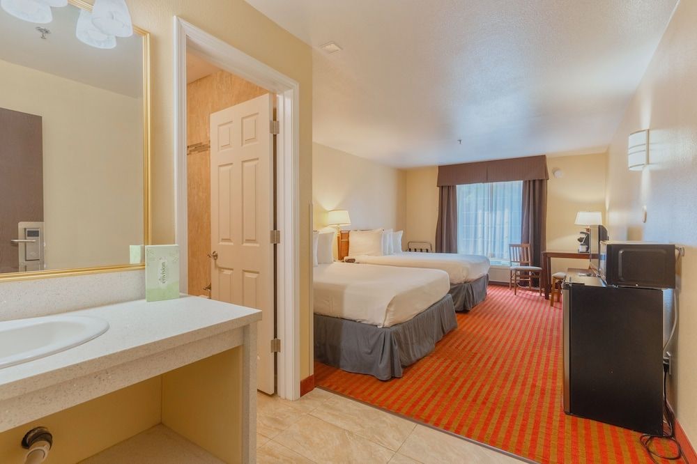 The Monarch Inn Room, 2 Queen Beds 9