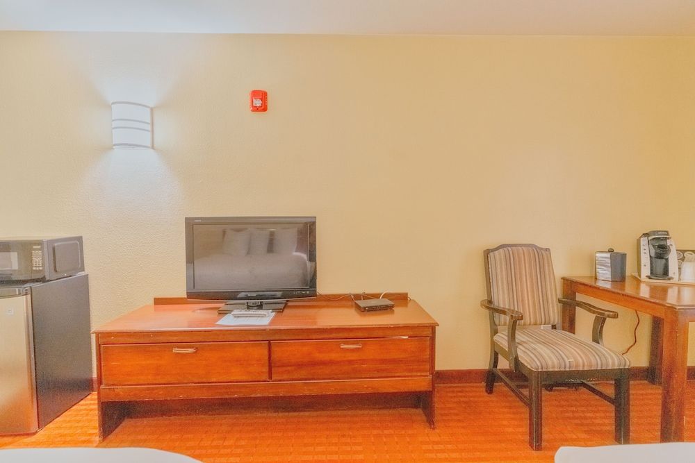 The Monarch Inn Accessible Double Queen Room 15