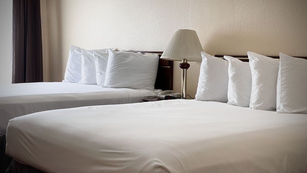 The Monarch Inn Room, 2 Queen Beds 5