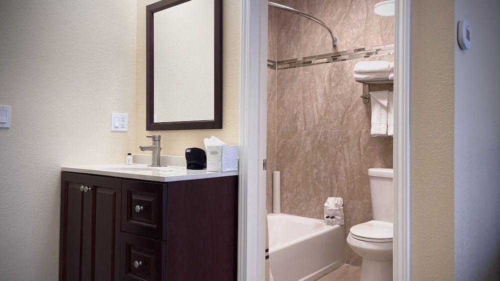 The Monarch Inn Accessible Double Queen Room 7