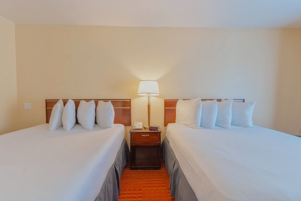 The Monarch Inn Room, 2 Queen Beds 10