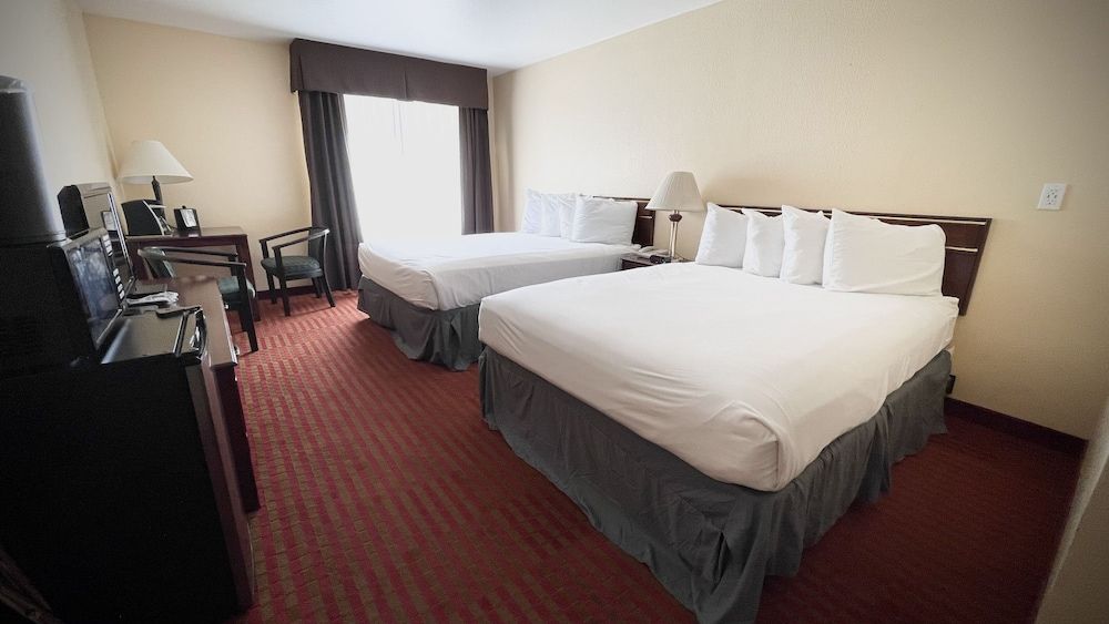 The Monarch Inn Room, 2 Queen Beds 4