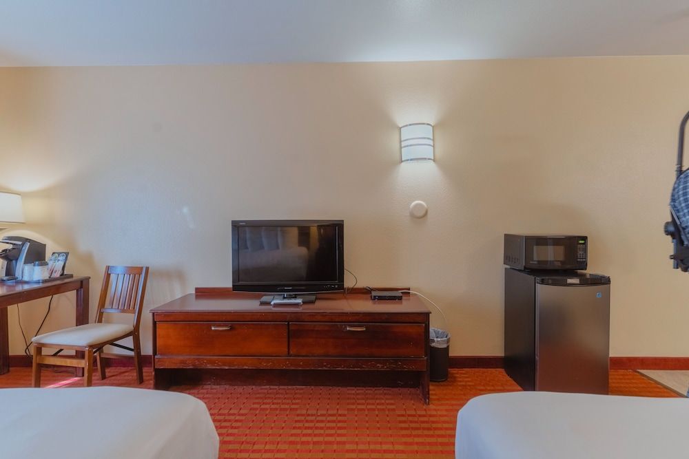 The Monarch Inn Accessible Double Queen Room 13