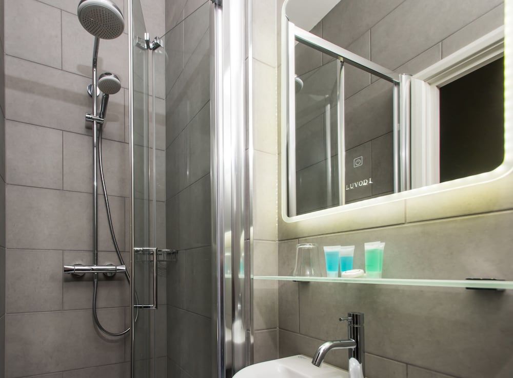 Caring Hotel Double Room, Ensuite 29