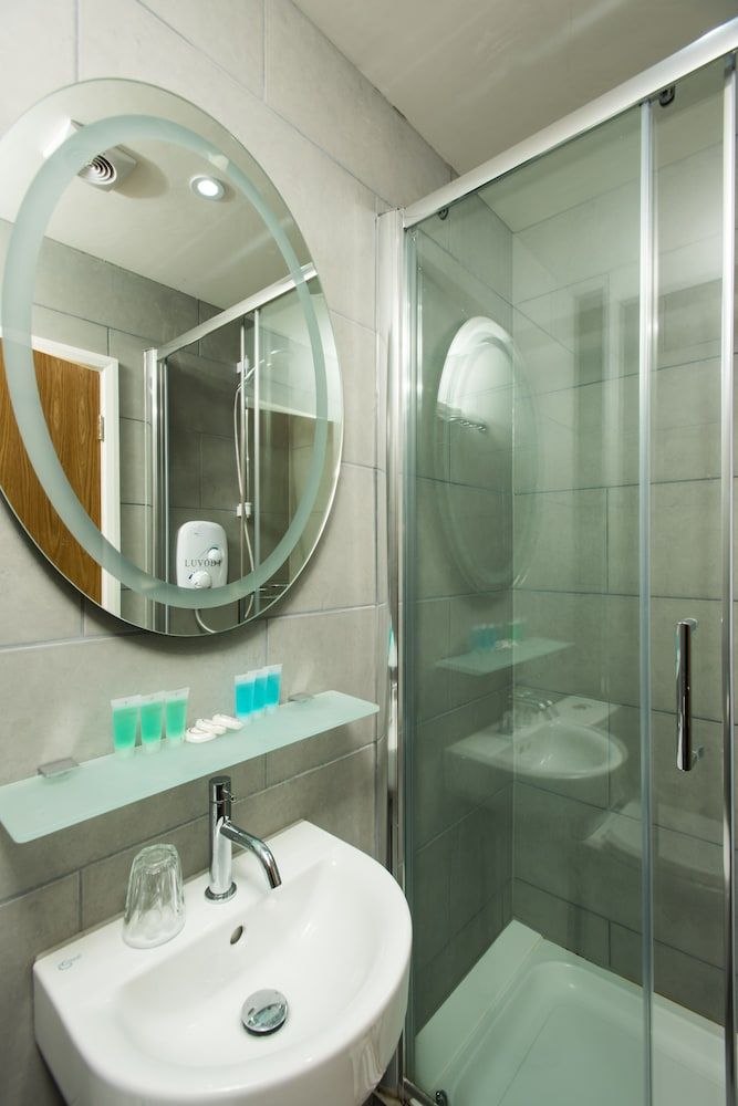 Caring Hotel Double Room, Ensuite 21