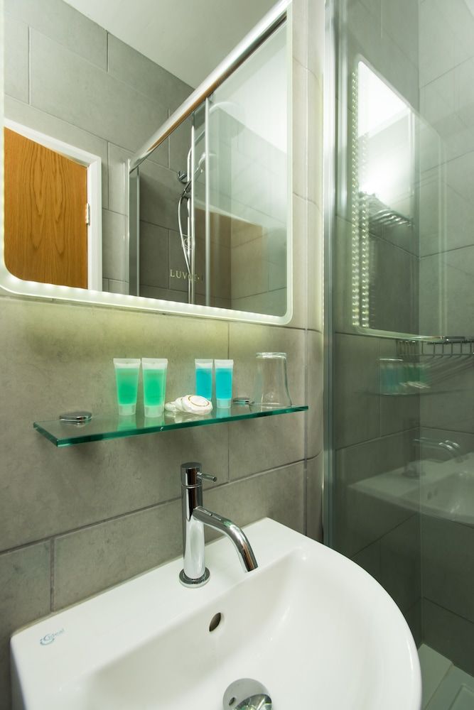 Caring Hotel Double Room, Ensuite 23