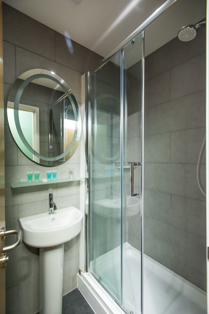 Caring Hotel Double Room, Ensuite 22