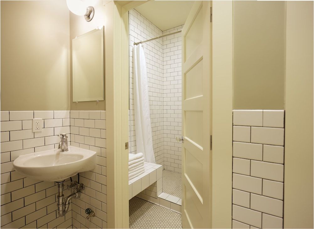 Calistoga Inn Restaurant and Brewery Standard Room, 1 Queen Bed, Shared Bathroom 4