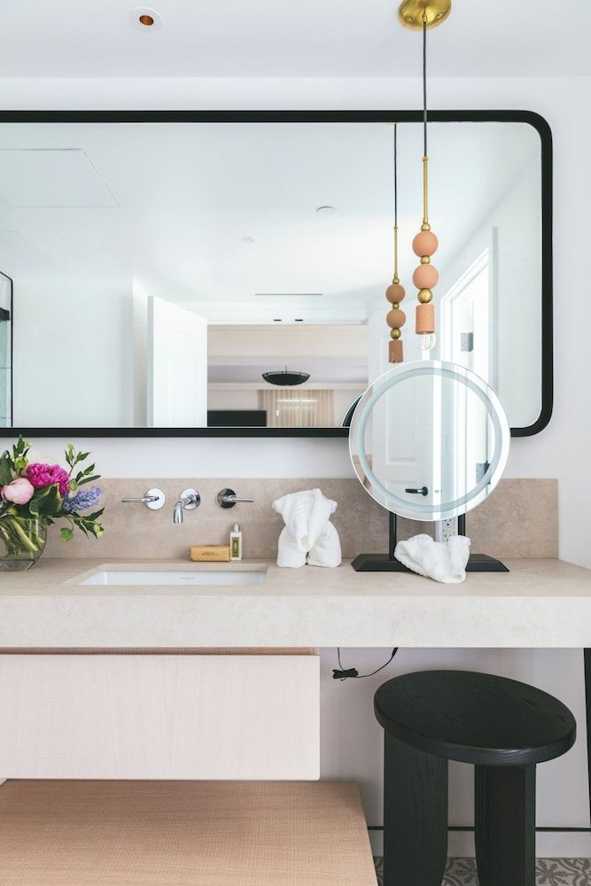 White Elephant Palm Beach King Suite w/ Open Balcony 4