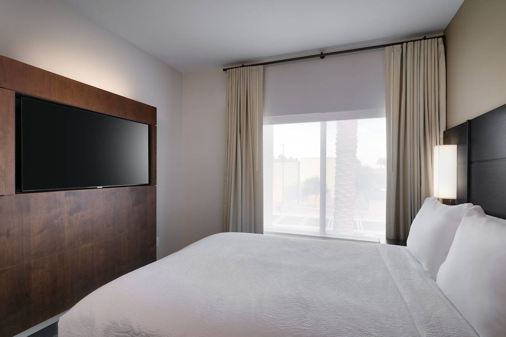 Suite, 2 Bedrooms (Mobility/Hearing Access, Roll-In Shwr)
