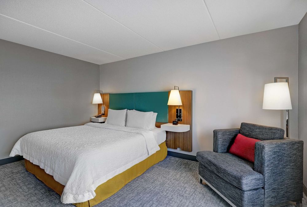 Room, 1 King Bed, Accessible, Non Smoking (Mobility & Hearing, Roll-in Shower)
