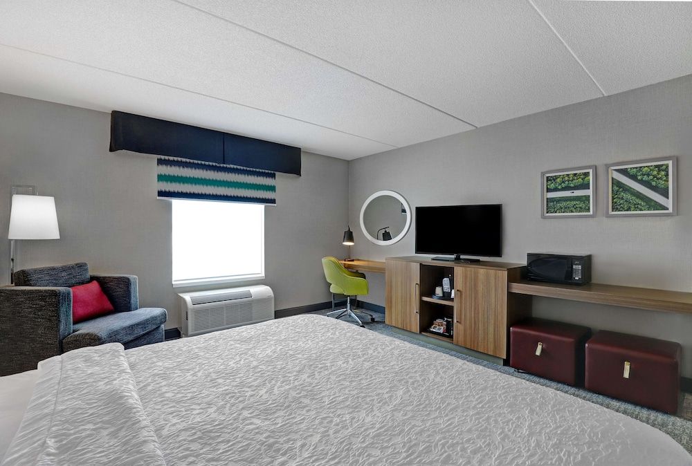 Room, 1 King Bed, Accessible, Non Smoking (Mobility & Hearing, Roll-in Shower)